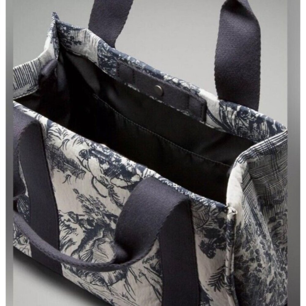 LULULEMON Boxy Mini Tote Toile Turtledove Navy and Obsidian 4.5 L NWT - Picture 5 of 16